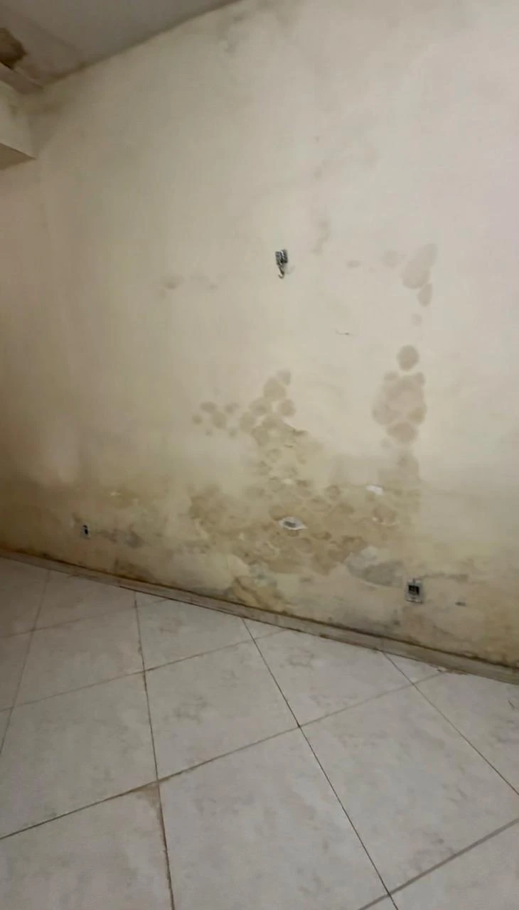 Mancha de umidade e infiltração em parede interna