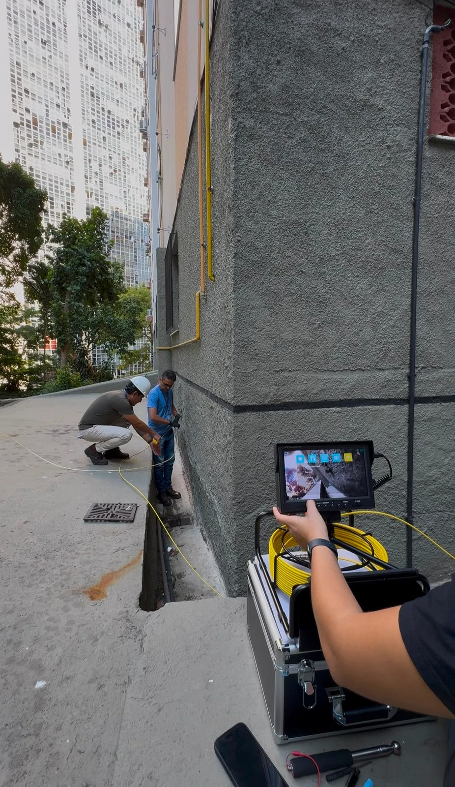Medição técnica com equipamento especializado durante inspeção predial