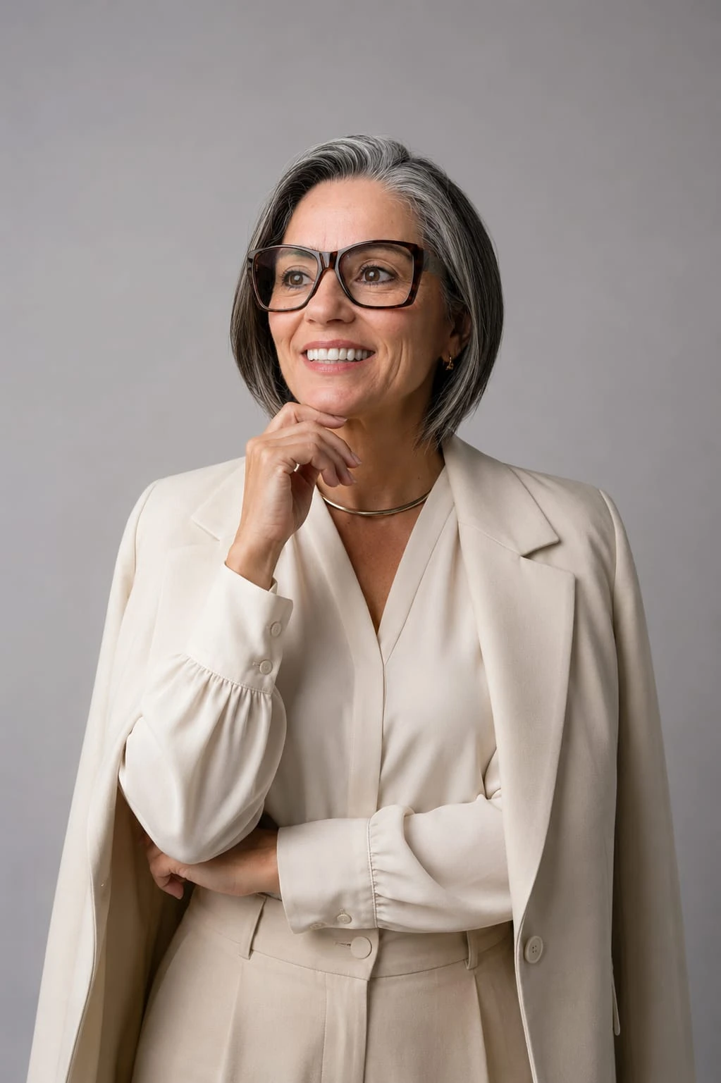 Marlice Ponath, psicanalista, sentada em ambiente acolhedor